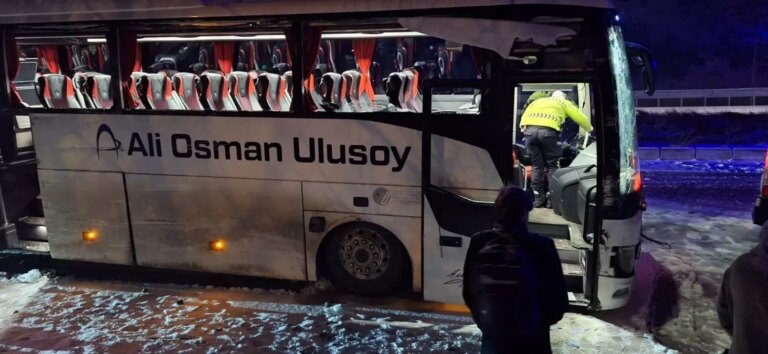 gumushanede-kaygan-yolda-otobus-kazasi-14-yarali-ZzVBLcZP.jpg